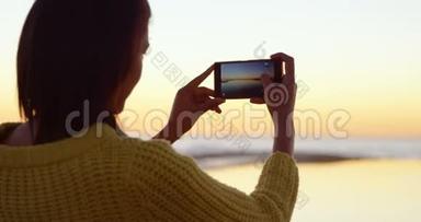 手机4k拍摄日落的美女