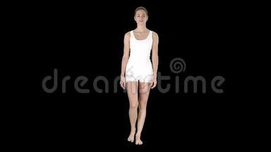 穿白色短裤和白色衬衫的赤脚女孩走阿尔法频道