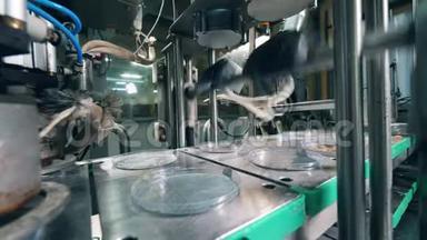 工厂机器是用箔片密封<strong>面包</strong>屑。 食品工厂设备。