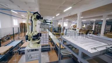 机器人工具正在取代纸箱包装。 现代工厂设备。