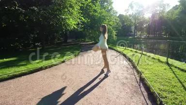 年轻女子在夏日公园闲逛，享受生活理念