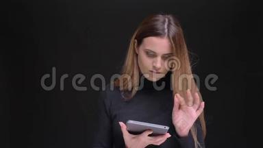 年轻的金发金发女郎专心地看着平板电脑，并把它的绿色屏幕显示成黑<strong>色相</strong>机