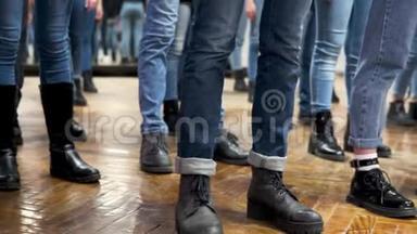 大群儿童同步穿着蓝色牛仔裤和黑色靴子<strong>跳舞</strong>.. <strong>培训</strong>