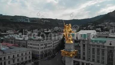 自由纪念碑的空中镜头，描绘格鲁吉亚第比利斯的圣乔治，圣乔治纪念碑的美丽空中镜头