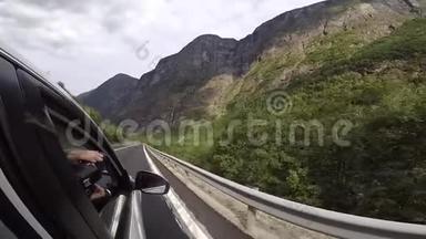 在美丽的挪威，女乘客在窗外用摄影摄像机拍摄群山