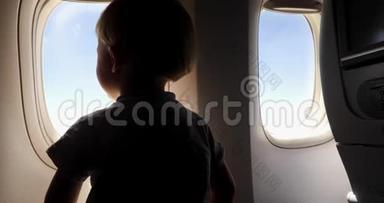 儿童正从舷窗观看飞机的飞行