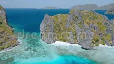 菲律宾巴拉万ElNido清水岛的空中无人机镜头。 岩石和晶莹剔透的浅塔基