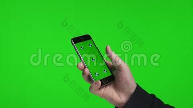 男人`用手机用绿色<strong>屏幕滚动</strong>页面