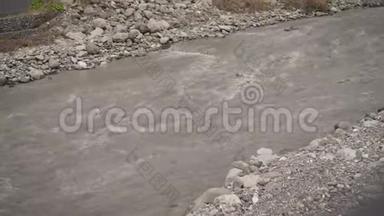 河水迅速充满脏水，雨中，<strong>泥石流</strong>.. 肮脏的河流。 索契市Rosa Khutor河