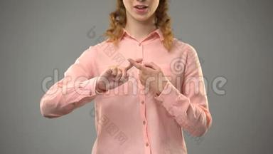女人用手语说朋友，在口语课上展示单词，交流