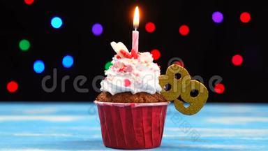 带有蜡烛的美味生日蛋糕和89号的彩色模糊灯光背景