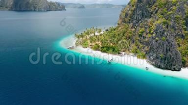空中无人机拍摄的热带伊皮尔海滩，Pinagbuyutan岛，ElNido，巴拉望，菲律宾。 青绿色水，沙质