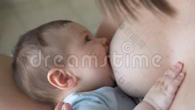 母乳喂养，母乳喂养理念.. 快乐的母亲喂养她的新生儿。
