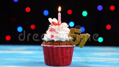 带有蜡烛的美味生日蛋糕和51号的彩色模糊灯光背景