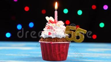 带有蜡烛的美味生日蛋糕和<strong>55</strong>号的彩色模糊灯光背景