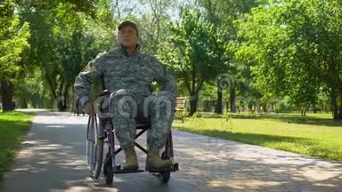 美国退伍军人在城市公园坐轮椅，参加医疗项目