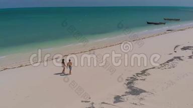 在菲律宾，一对旅伴在蔚蓝的沙滩上漫步