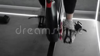 这个<strong>视频</strong>是关于近距离<strong>观看</strong>适合女孩做有氧自行车旋转锻炼在固定自行车。 把脚踩紧