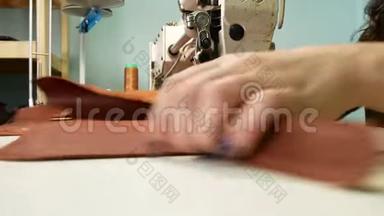 女裁缝在缝纫车间把一个口袋缝在皮包上。 一个女人操作缝纫机。 奴隶工作概念