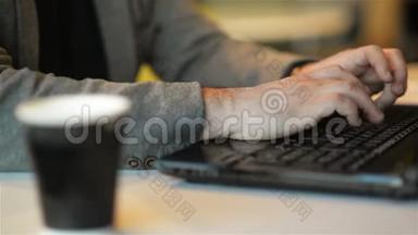 关闭Freelancer在网吧室内笔记本电脑上工作的视图。 小胡子在写文字