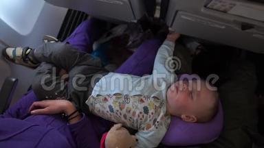 小可爱的宝宝睡在飞机上慢动作躺在<strong>爸爸妈妈</strong>身上