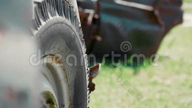 锈迹斑斑的客车躺在田野中央的一个阳光明媚的夏日里