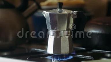 莫卡壶在煤气炉上<strong>酿造</strong>。 传统的意大利咖啡<strong>酿造</strong>方式。