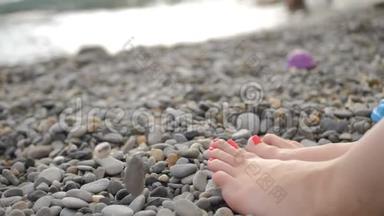 女人`<strong>脚踩</strong>在鹅卵石滩上光滑的卵石上