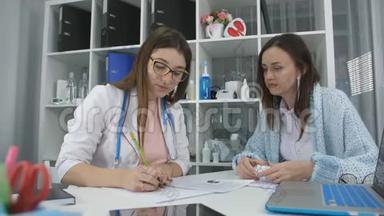 女医生在诊所的柜子里给病人开`药。