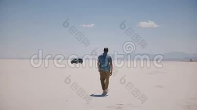 镜头接近年轻放松的游客走向小型货车，欣赏阳光明媚的盐湖沙漠。