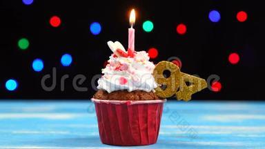 带有蜡烛和<strong>94</strong>号彩色模糊灯光背景的美味生日蛋糕