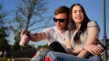 浪漫的<strong>夫妻</strong>喝咖啡，坐在公园的绿草上。 <strong>夫妻</strong>信任，爱和幸福的理念.. 中等