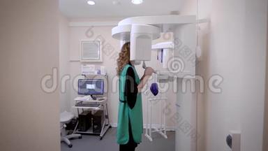牙科诊所的一名妇女为口腔拍照。 现代3D断层扫描可以让你获得清晰的图片