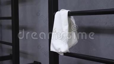 这个视频是关于白<strong>毛巾</strong>挂在健身房的黑墙上