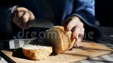 用一把面包刀，把自制的粮食和谷物面包片<strong>放在木板上</strong>