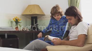 两个<strong>哥哥</strong>坐在扶手椅上，<strong>哥哥</strong>给弟弟读了一本书，他们笑得很厉害