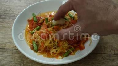 泰国香辣青木瓜沙拉，手拿糯米