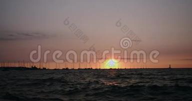 日落<strong>码头码头</strong>，船只和<strong>游艇</strong>在水中运动在金色夕阳4k缓慢运动。 宽镜头