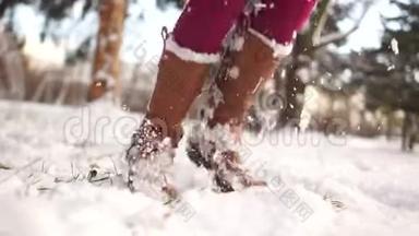 雪中穿着浅棕色靴子。 一个孩子玩雪球，在雪地里跳