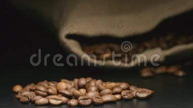 下面的动作：咖啡豆<strong>落在一个</strong>躺着的布袋附近