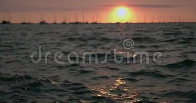 夕阳西下<strong>码头码头</strong>、船只和<strong>游艇</strong>在金色夕阳下在水中缓慢运动