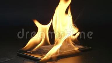 手机：被砸坏的智能手机在桌子上燃烧