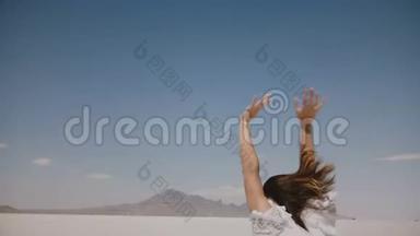 后景美丽，快乐，<strong>自由</strong>的女人向前<strong>奔跑</strong>，手臂张开，飞扬的头发在盐漠湖邦尼维尔犹他州。