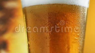 酒保将冷啤酒倒入玻璃特写，节日饮料，冷饮.. 库存数据