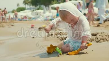 那个可爱的小男孩在海边玩沙子玩具。 <strong>孩子</strong>们在<strong>暑假</strong>在海滩度假。