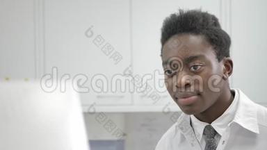 年轻的非裔美国男医生牙医看着显示器x光。 医学，健康，<strong>口腔</strong>医学理念.. 牙医
