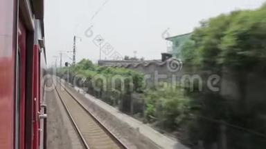 一列火车沿中国<strong>陕西</strong>西安`铁路行驶