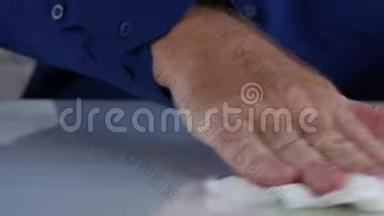 男士清洁桌面玻璃表面与消毒剂和清洁擦拭