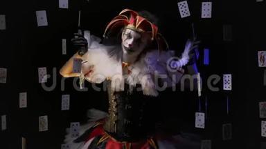 <strong>彩妆</strong>打扮的小丑女孩正从扑克牌里偷看出来