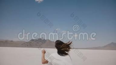 镜头跟随年轻快乐的<strong>自由</strong>女人向前<strong>奔跑</strong>，头发在阳光明媚的盐湖吹在犹他州。